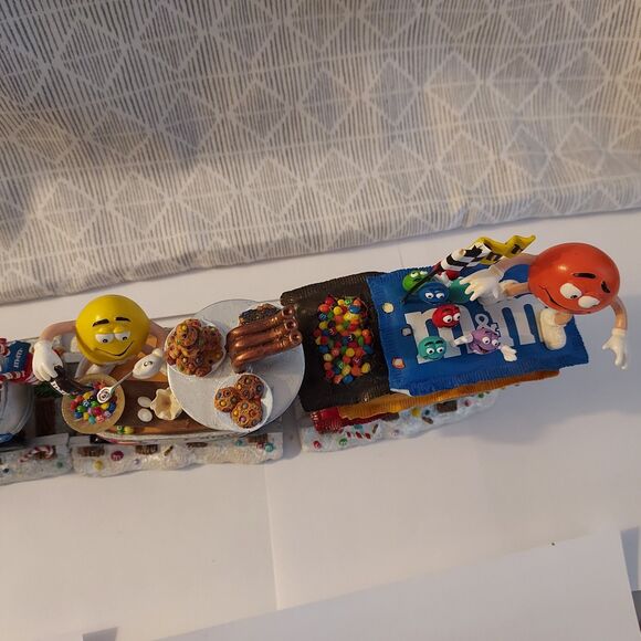 M&M's Danbury Mint Holiday Express YULETIDE FLYER 5 Piece Christmas Train Set - Picture 7 of 16